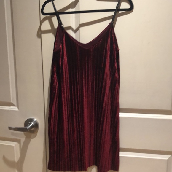 🇺🇸 Tart Burgundy Velvet Dress - Small - Picture 7 of 12